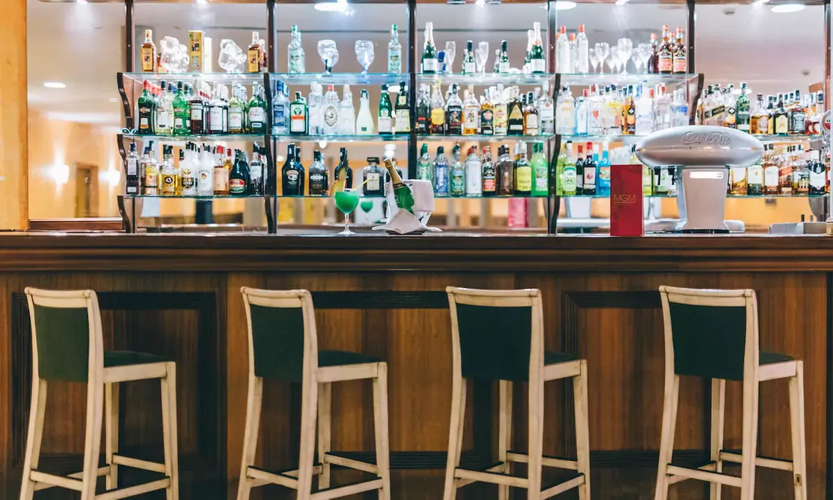 Cena para 2 o 4 personas con bebida ilimitada y cóctel en hotel 5*