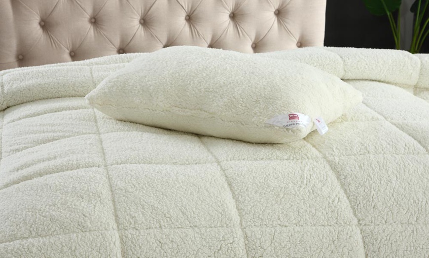 Image 3: 13.5 Tog Sherpa Fleece Duvet