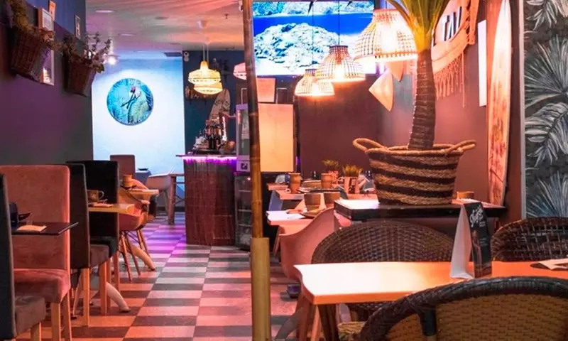 Sabores exóticos con bebida y cóctel tropical en plena Zaragoza