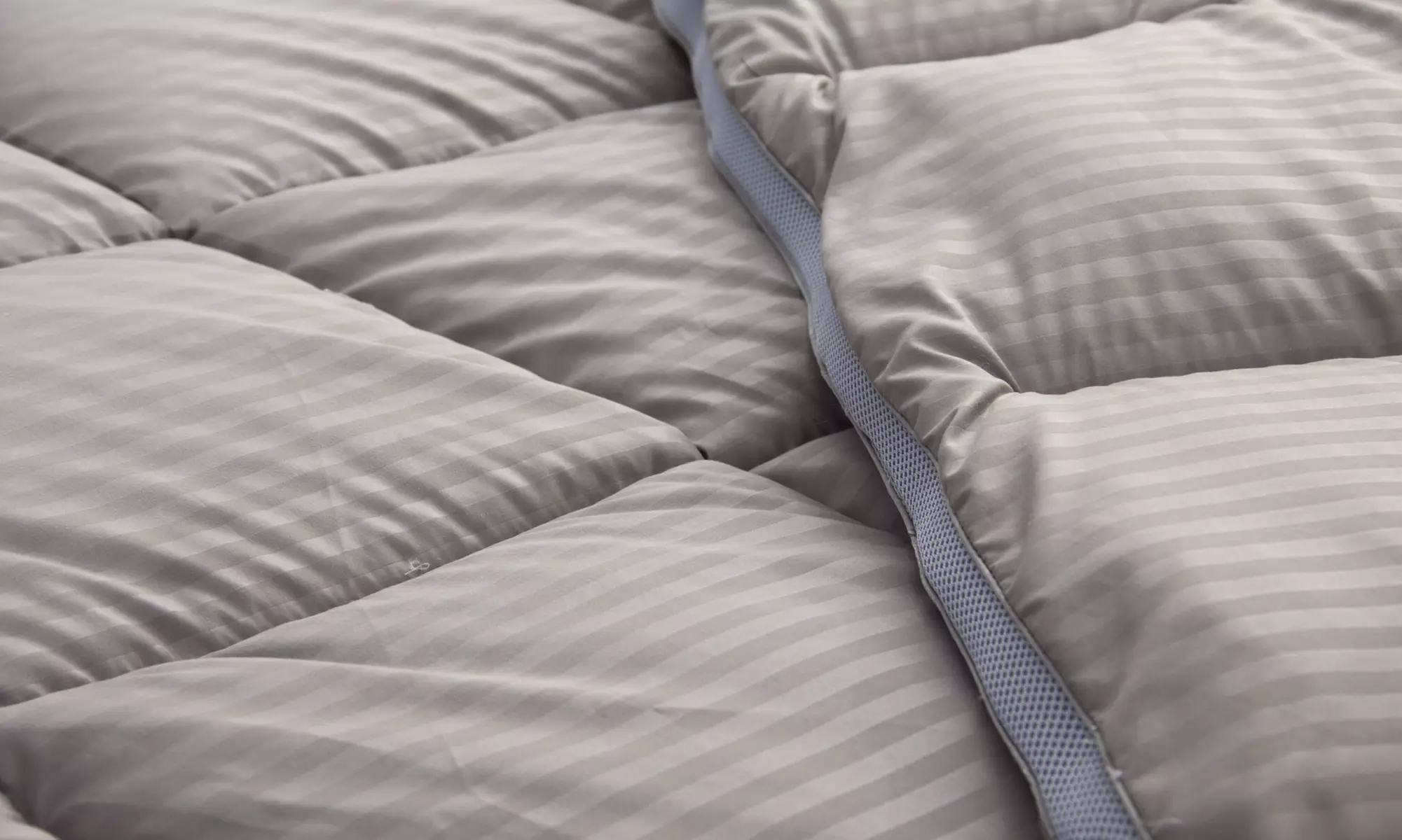 Warme Bettdecke Luxe taupe, Luftzwickel von Sampur