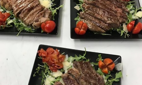 Menu di carne con dolce e bottiglia di vino per 2 persone all'Isabelle British Pub (sconto fino a 43%)