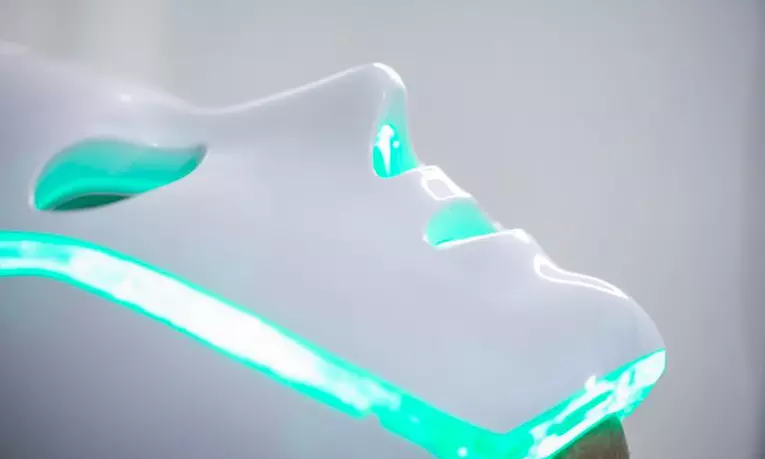 Limpieza facial con máscara LED