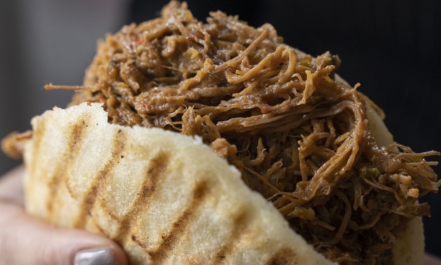 Image 6: Menú venezolano con tequeños y arepas o pabellón en La Churuata