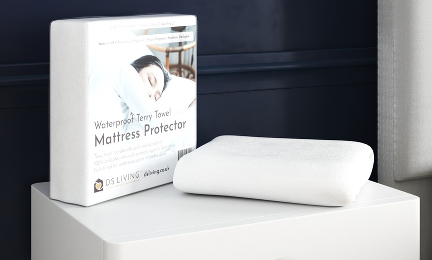 Image 4: Protective Mattress Cover