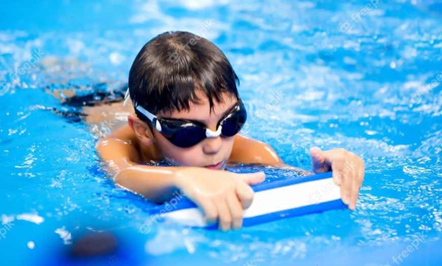 Image 5: One-Hour Swimming Class