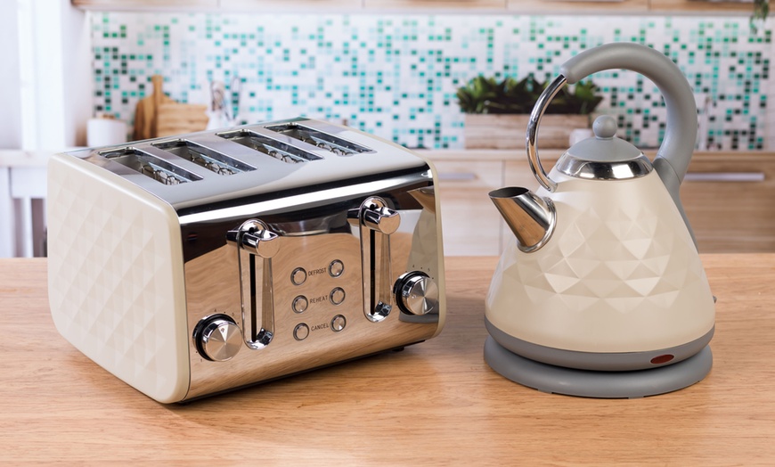 Image 13: Salter Toaster and Kettle Set