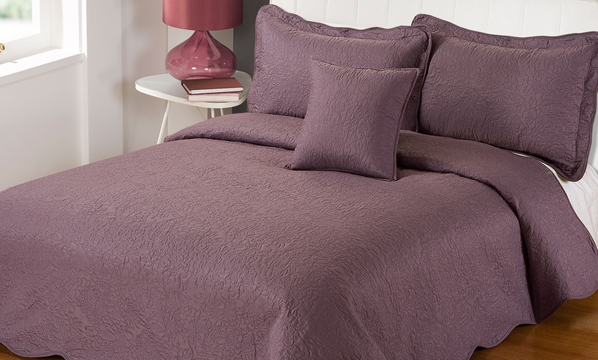 Image 9: Bedspread and Pillow Shams