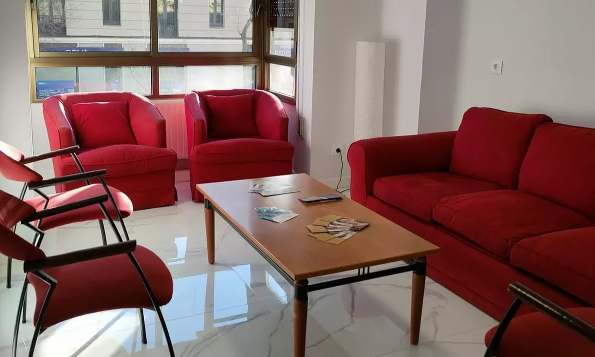 Limpieza bucal, revisión periodontal y fluoración o blanqueamiento en Clínica Landete (hasta 82% de descuento) - Second Medium