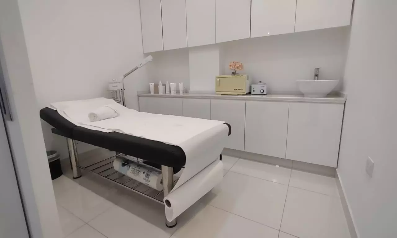 Ultimate Waxing Experience for Full Arms, Full Legs & Underarms