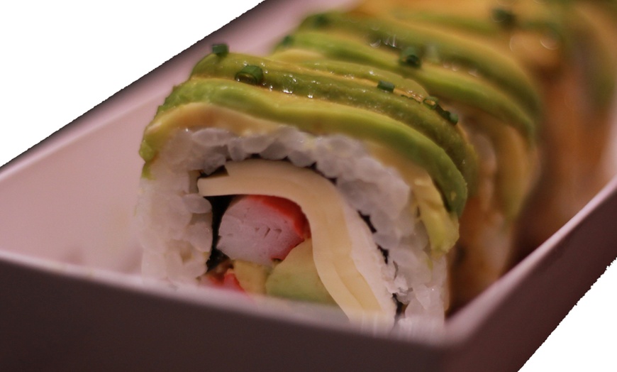 Image 2: Saborea la gastronomía japonesa con un menú de sushi para 2 o 4