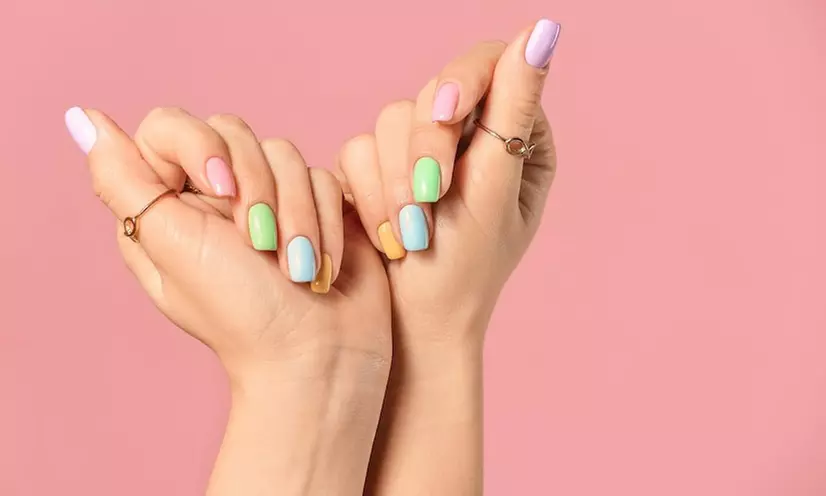 Sesión de manicura y/o pedicura con esmaltado normal o semipermanente para 1 persona con hasta 79% de descuento - Second Medium