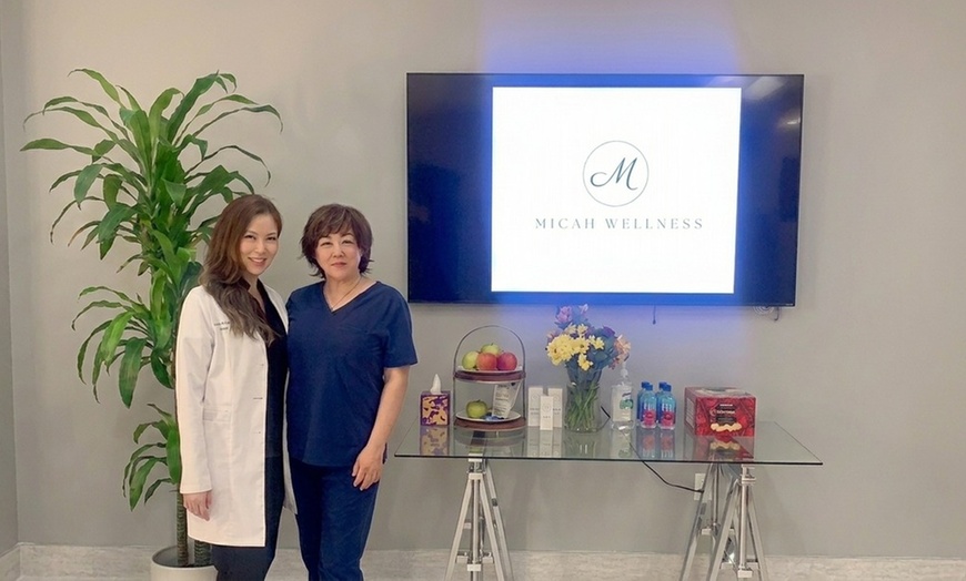 Image 2: Smooth Wrinkles with Xeomin for Natural Anti-Aging Results