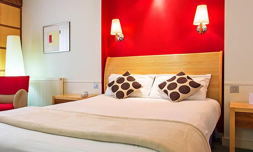 Image 1: Leeds, Yorkshire: 1 Night Stay for 2 Breakfast Dinner & Leisure Access