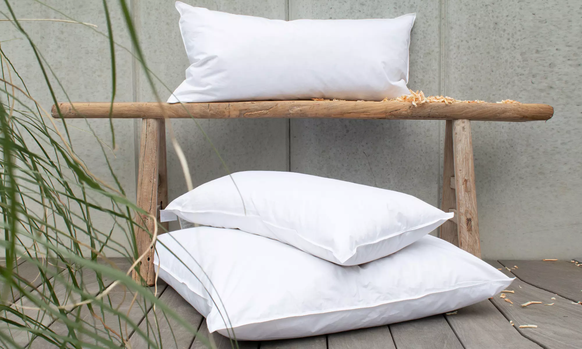 Feder- und Daunen-Kopfkissen mit Zirbenholz in der Größe nach Wahl - Primary Image