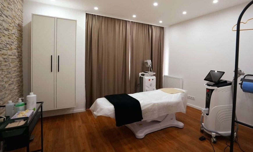 Image 2: Kryolipolyse-Behandlung am Kinn oder Bauch für 1 Person