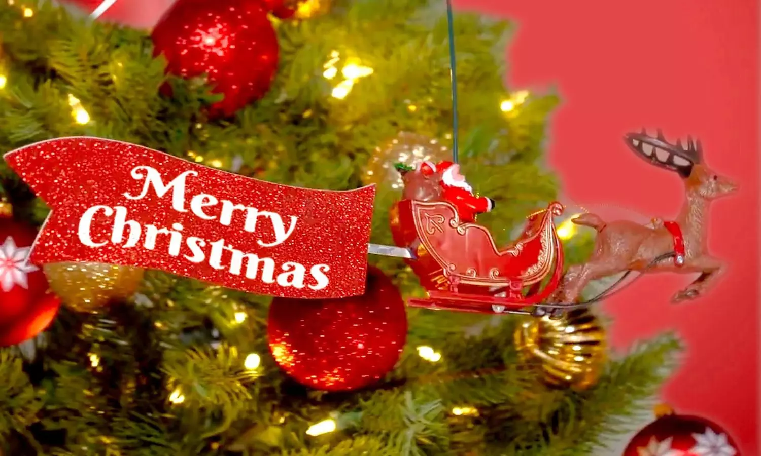 Weihnachtliche Szene mit Musik und Beleuchtung