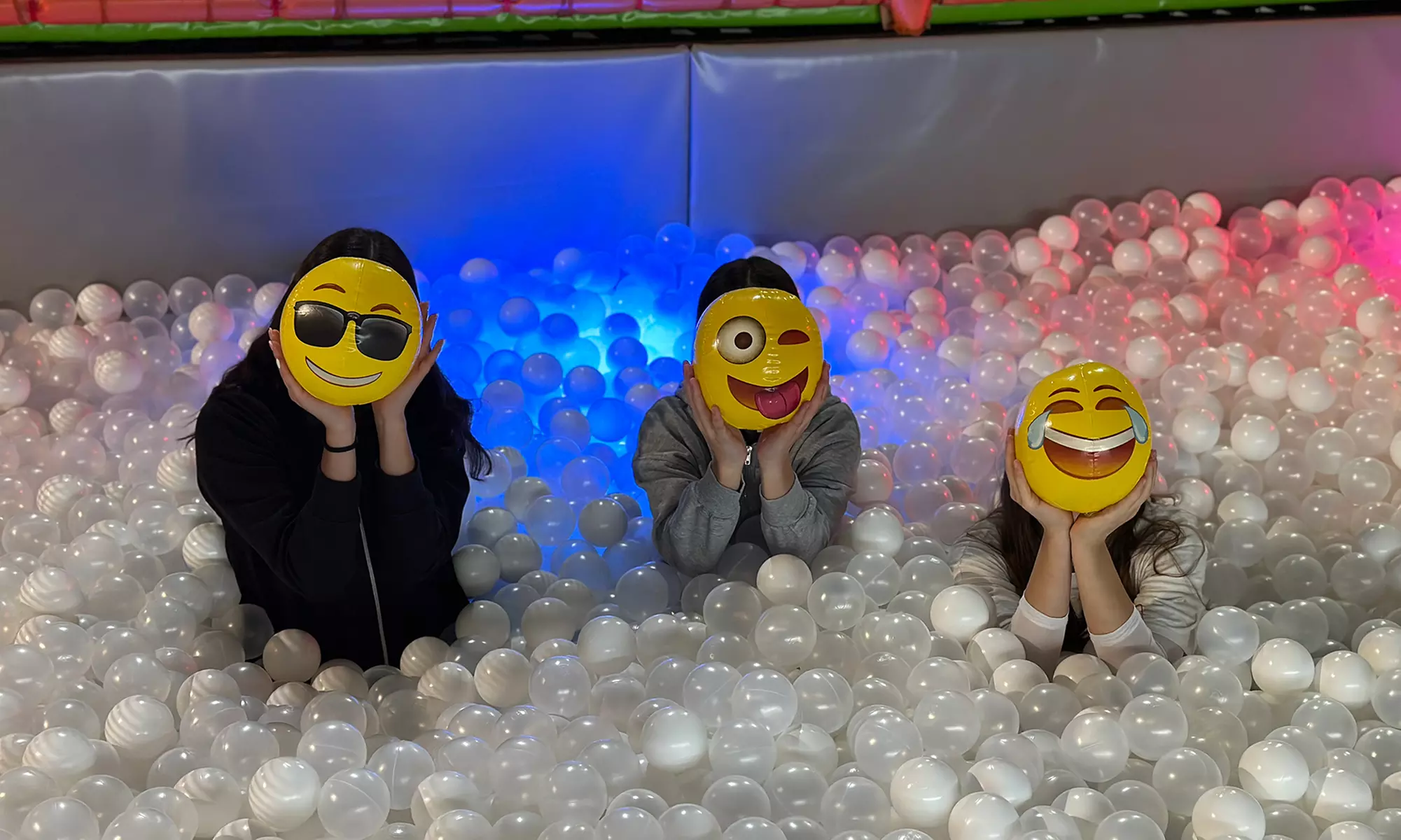 Saltos en camas elásticas y piscina de bolas para hasta 4 personas