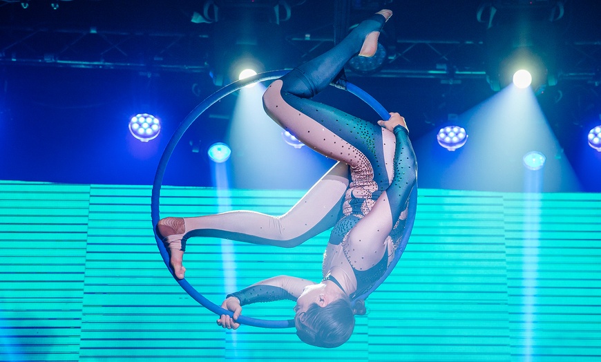 Image 8: "Évasion" : revue cabaret envoûtante avec menu "Glamour" en option