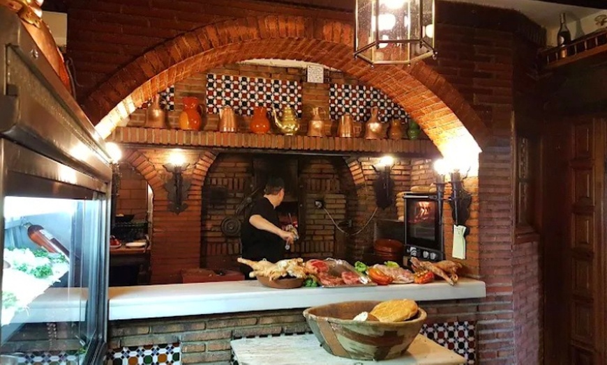 Image 18: Menú degustación con aperitivo, entrantes, principal y postre