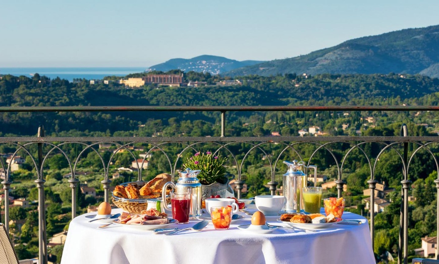 Image 1: Voyage des sens : menu gastronomique pour 2 dans un écrin de verdure