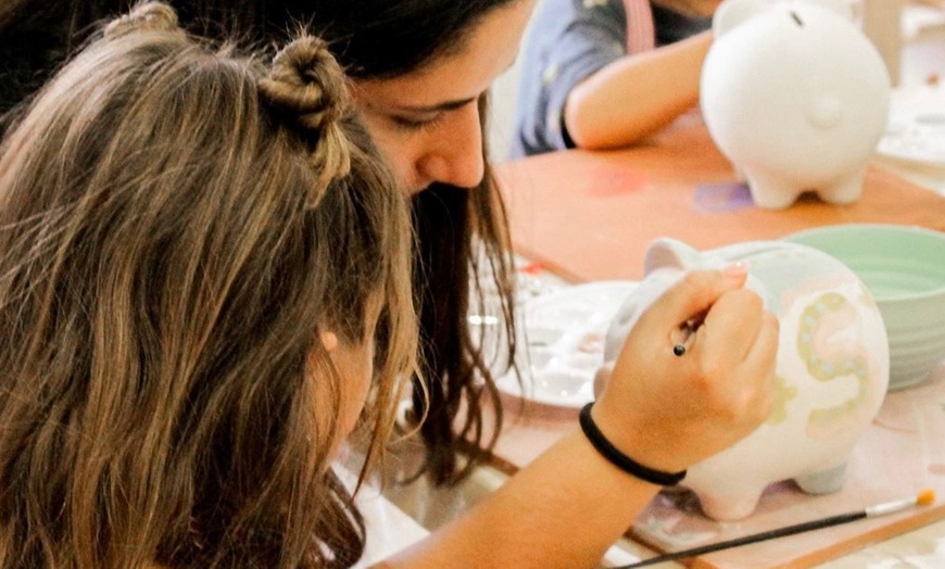 Image 13: Clases y talleres de cerámica con bebida, picoteo, barra libre y torno