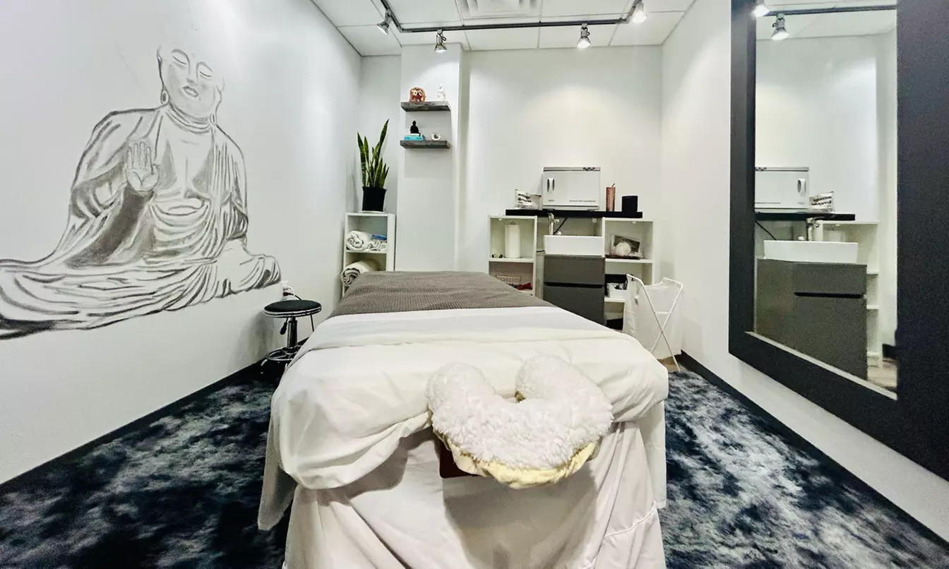 60/90-Min Custom Massages w/ Hot Towels, Aromatherapy & Enhancement