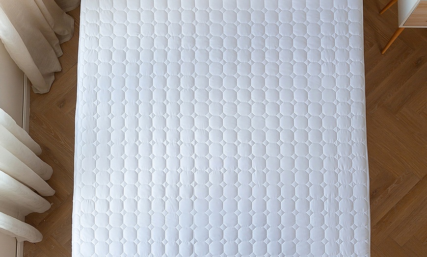 Image 2: Breathable Quilted Mattress Protector