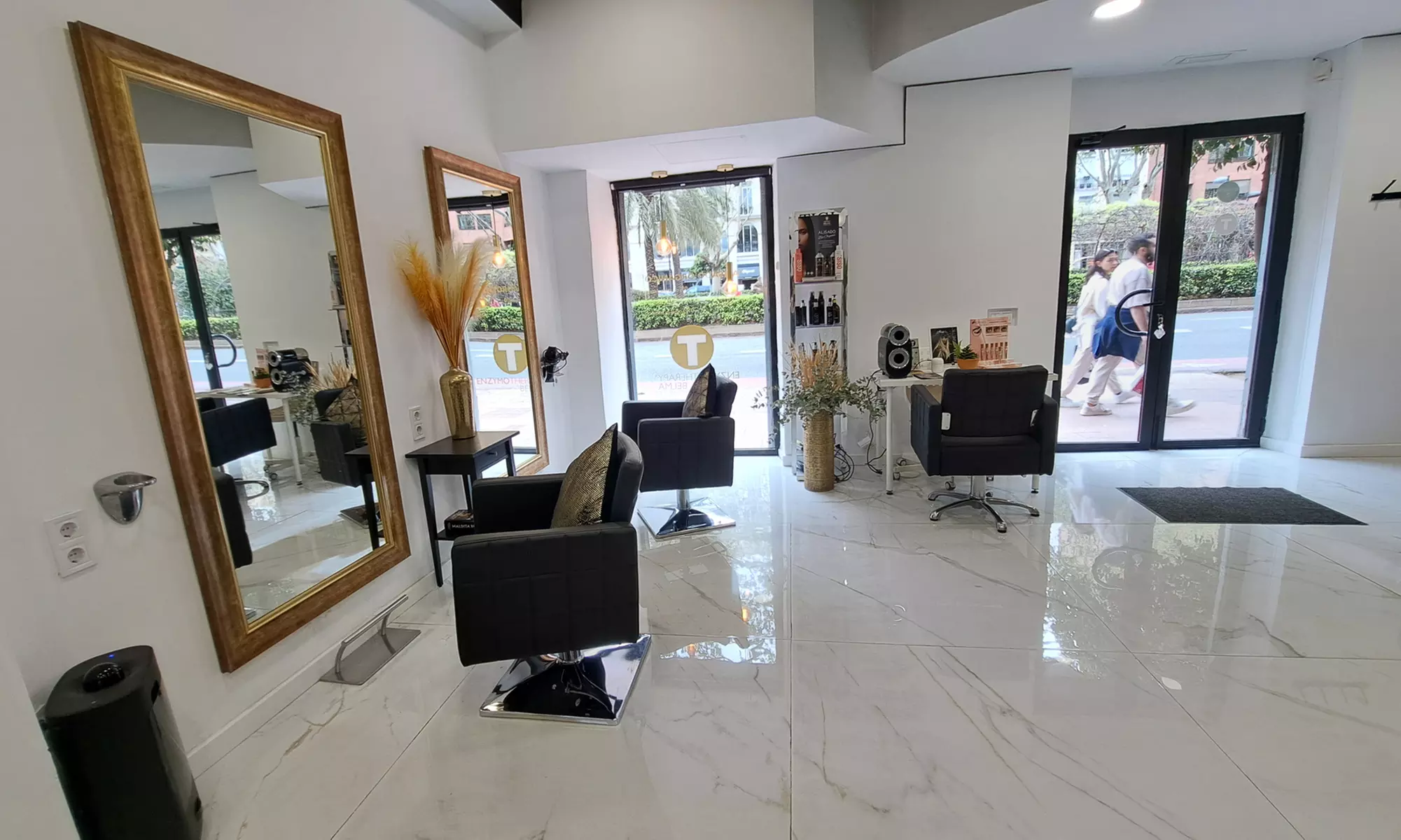 Cabello suave y sedoso: tratamiento alisador a elegir, masaje y corte