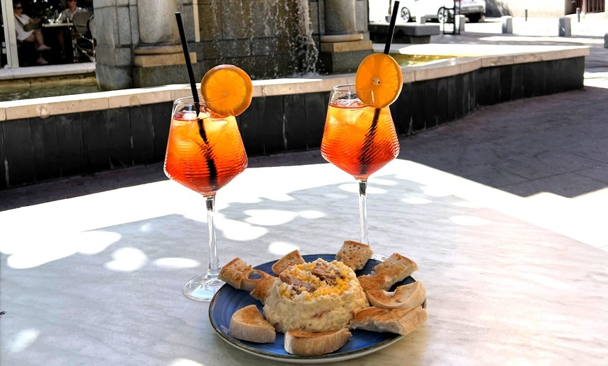 Image 1: 2 o 4 Aperol con tabla de ibéricos y queso o ensaladilla rusa a elegir 