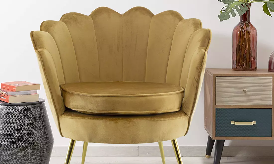 Poltrona con schienale a conchiglia