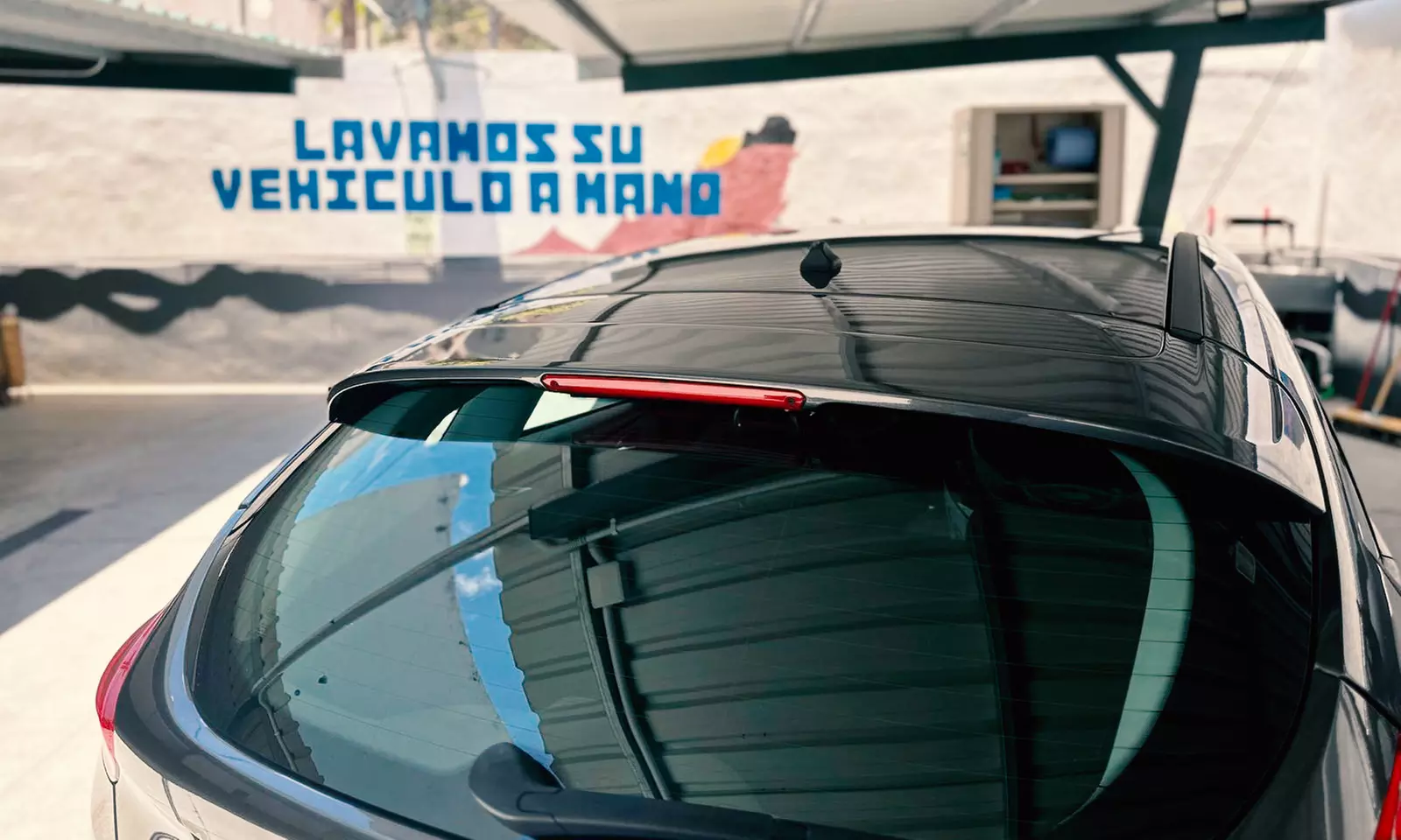 Lavado a mano exterior e interior, básico, completo, prémium, con llantas y tapicería - Second Medium