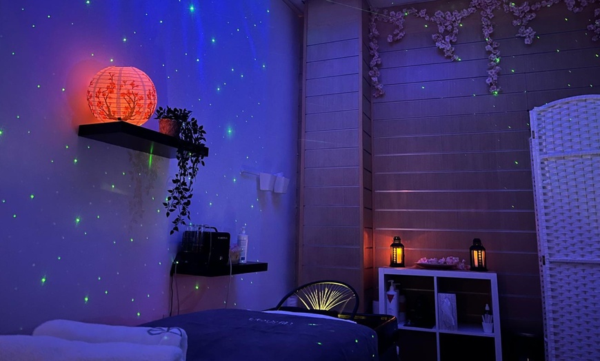 Image 11: 60 o 90 minutos de tratamiento head spa