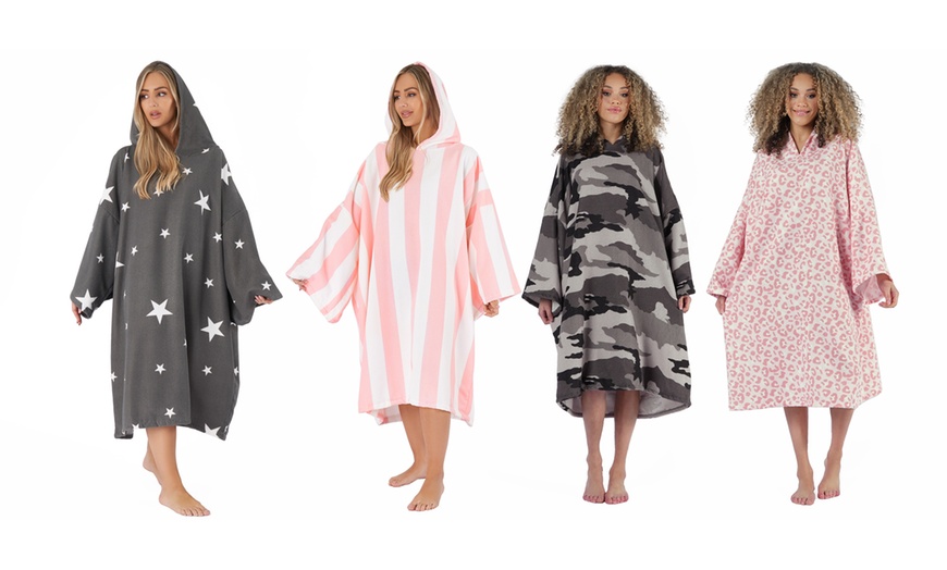 Image 1: Adults Oversized Printed Poncho Towel