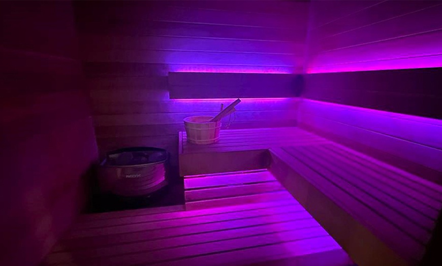 Image 4: Spa privatif avec bain à remous et sauna en duo