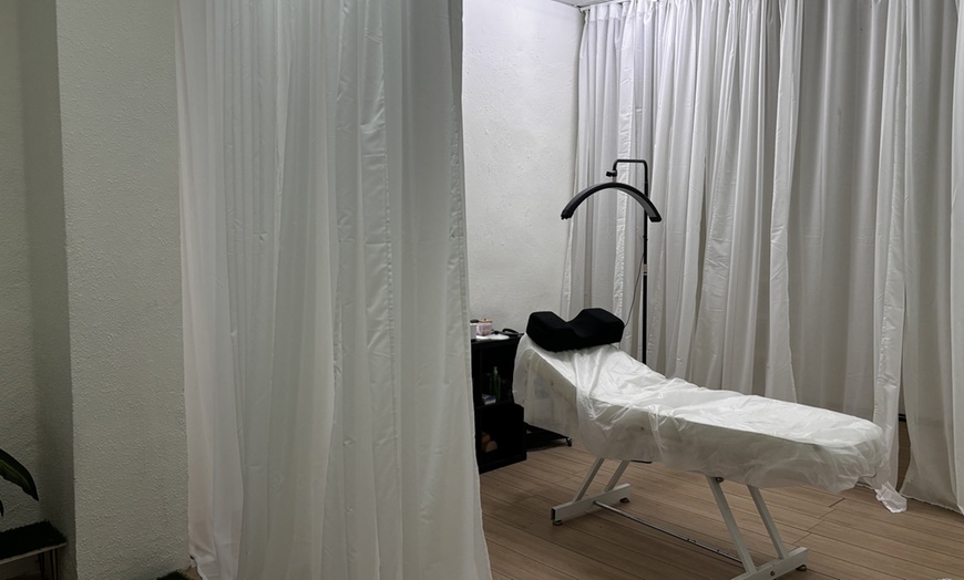 Image 5: Manicura, pedicura o manipedi con esmaltado normal o semipermanente 