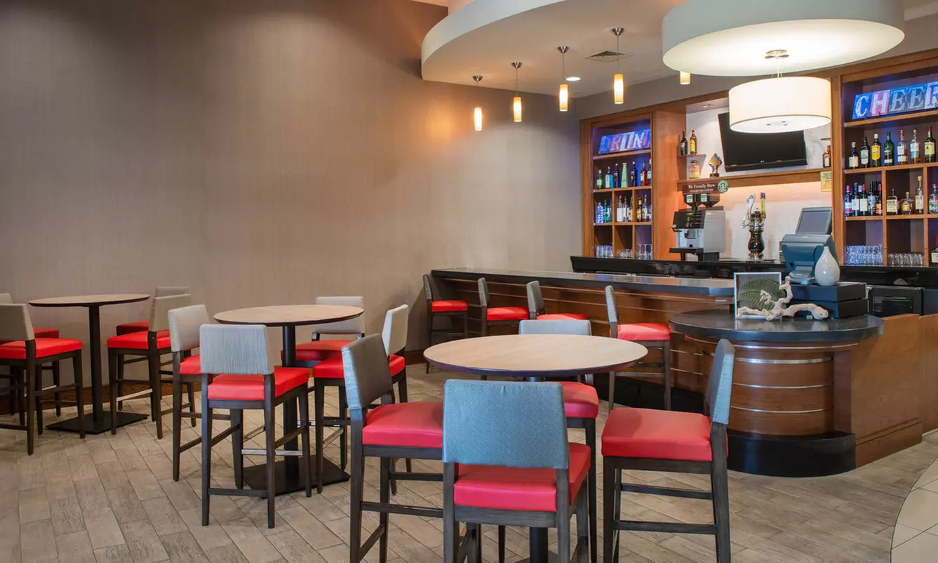 Hotel Stay w/ Rooftop Pool & Breakfast. Minutes From The Strip