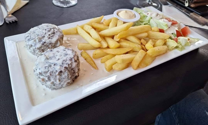 Image 2: Boulets de Liège avec frites et salade chez Le Bacchus