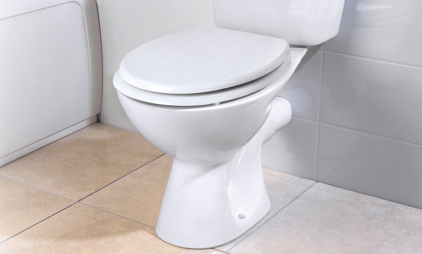 Image 2: Beldray Wooden White Toilet Seat