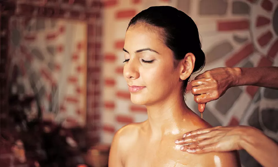 Odkryj ayurvedyjskie spa: Masaż, zabieg na twarz i więcej