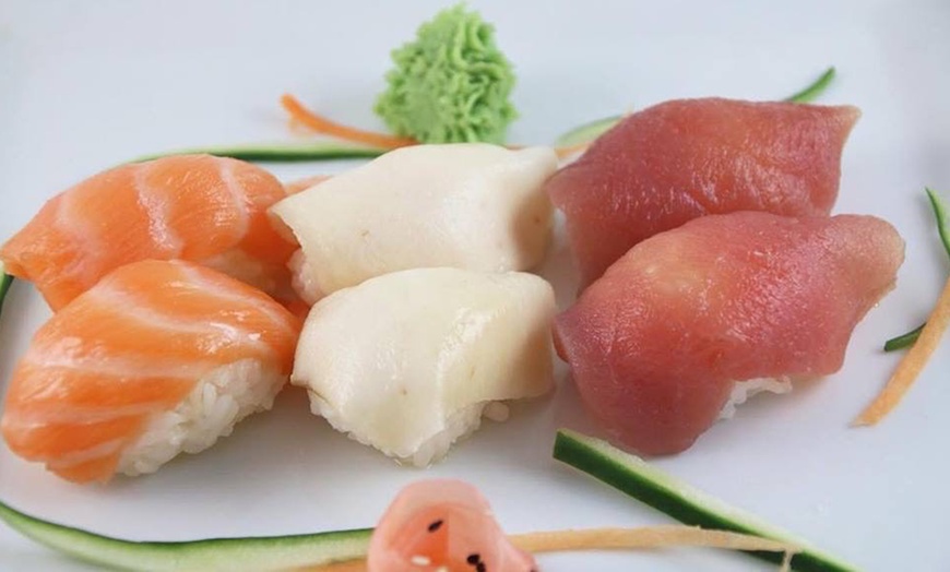 Image 1: Menú de 26 o 52 piezas de sushi con bebida para 2 o 4 personas