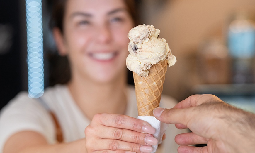 Image 7: Belgische Waffel mit Sauce, Streusel, Topping und Eis nach Wahl