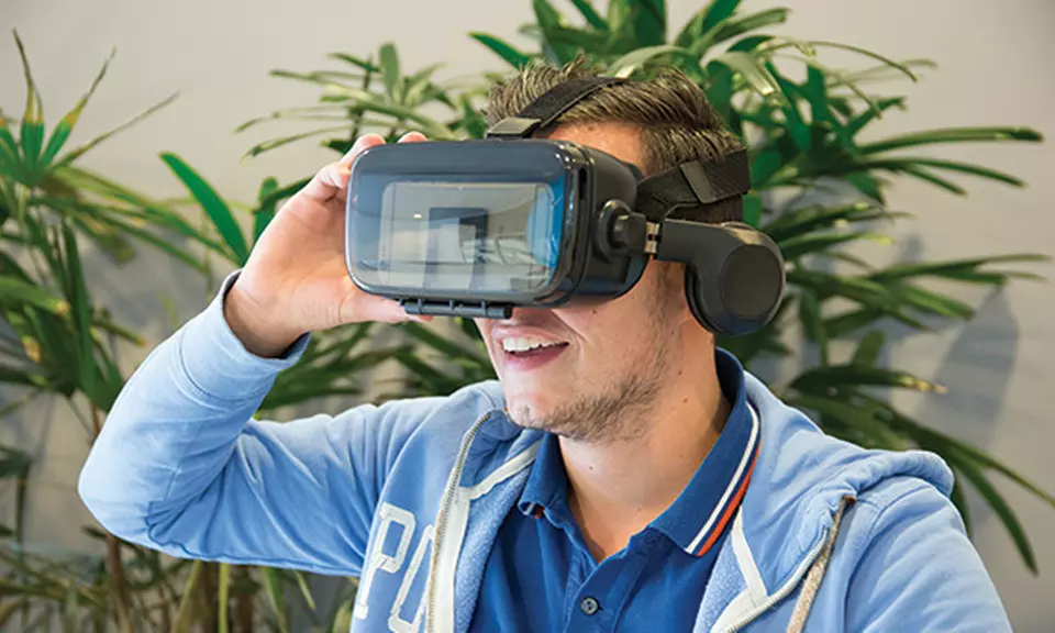 VR-Brille mit integrierten Kopfhörern in Schwarz inkl. Versand - Primary Image