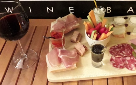 Antipasti et tapas à se partager avec 2 verres de vins au choix sur la carte à 22,90 € au restaurant La Suite Wine Bar