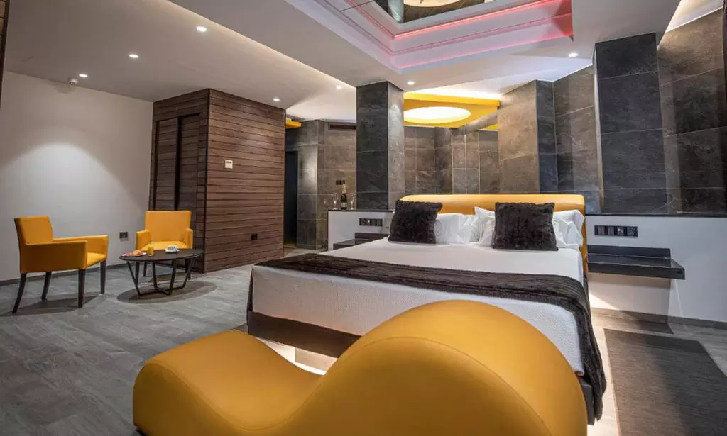 Valencia: 1 noche con botella de cava y opción a bañera de hidromasaje