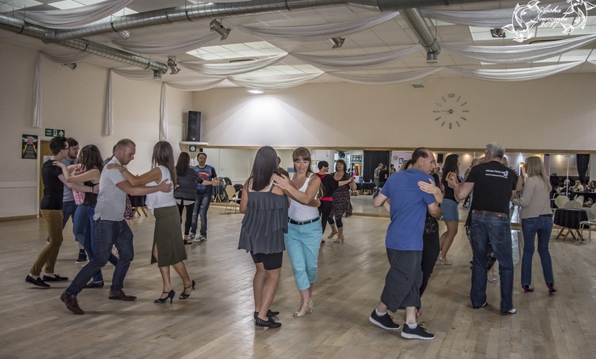 Image 3: Five Salsa Classes