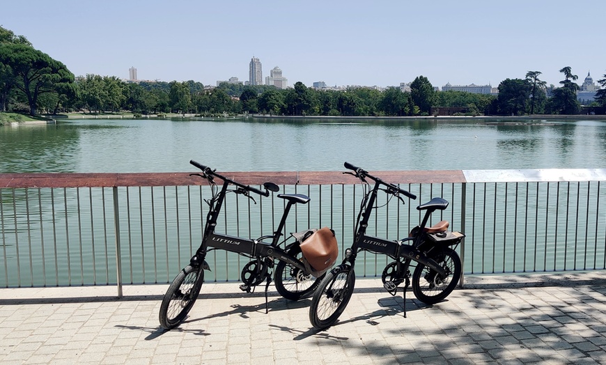 Image 1: Descubre la ciudad con scooters y e-bikes en alquiler por 3 horas