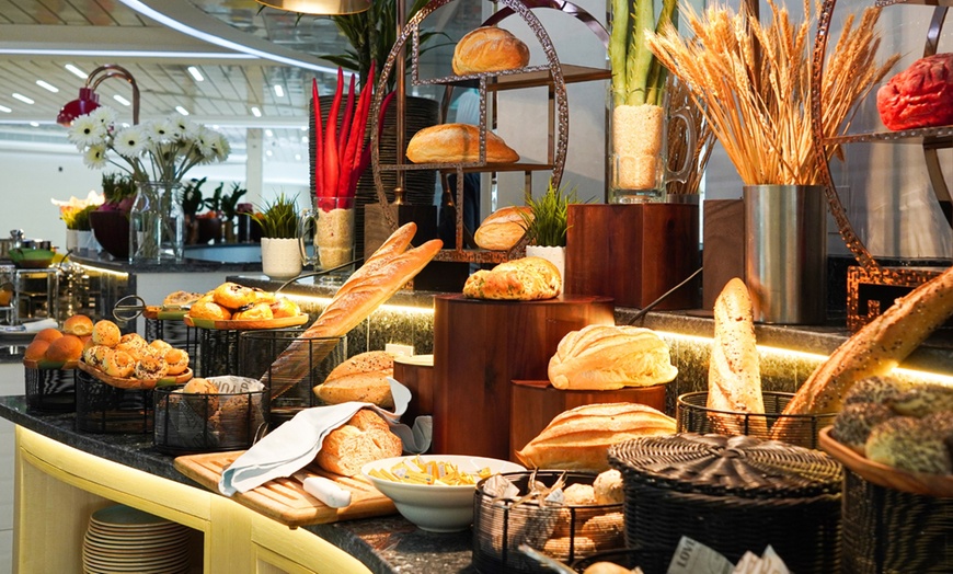 Image 9: 5-Star Breakfast with Drinks | Pool Access Option