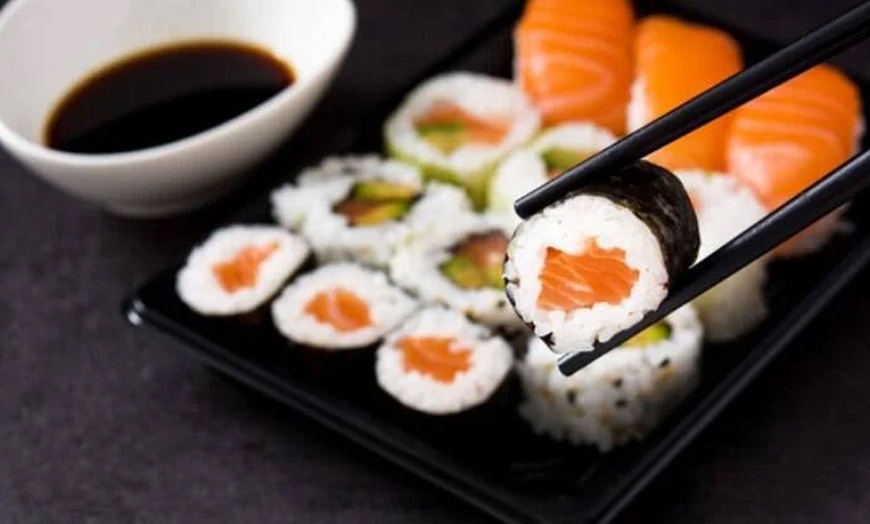 Image 5: De Sevilla a Japón en un pispás: menú de sushi para 2 o 4 personas