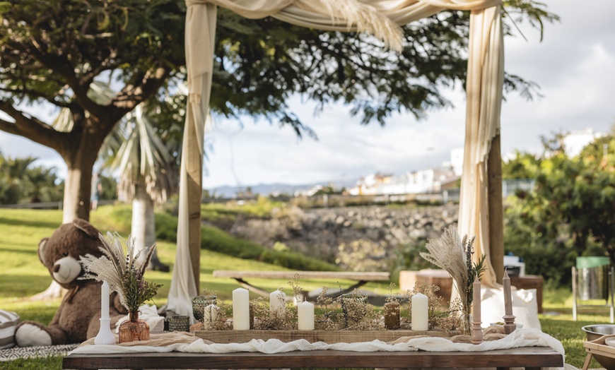 Image 9: Picnic de pareja o de grupo con vino, agua y aperitivo