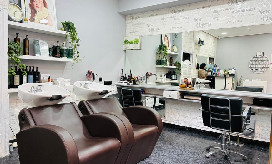 Image 2: Sesión de peluquería con opción a tinte y/o mechas para 1 persona